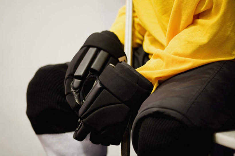 西方人,一个人,运动员,体育馆,运动场,坐,横图,室内,特写,白天,正面,运动服,安全,欧洲,欧洲人,仅一个男性,仅一个人,仅一个中年男性,握,阴影,服装,朦胧,模糊,反射,影子,防护,球棒,运动器械,体育场,衣服,黄色,手套,健身器械,握着,服饰,保护,衣着,穿着,保险,健身器材,保全,周全,安稳,安定,运动馆,防护手套,衣饰,冰球棒,平安,男人,男性,中年男性,白种人,体育运动员,运动选手,坐着,半身,彩图,运动器材,运动装