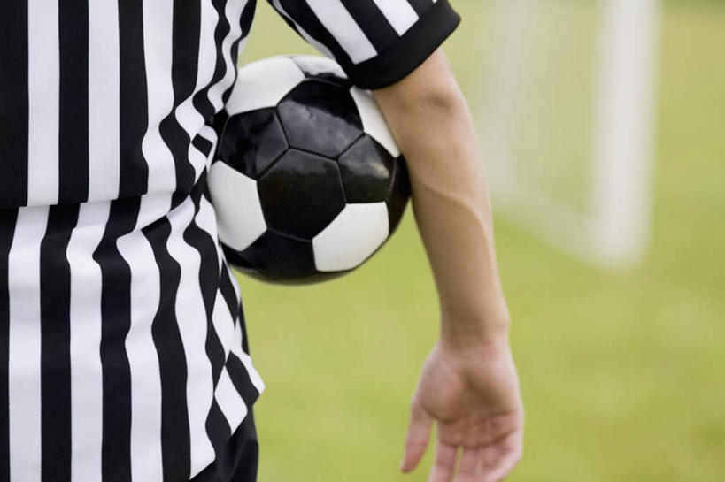 西方人,手,一个人,足球场,站,横图,室外,特写,白天,运动服,足球,草地,草坪,植物,欧洲,欧洲人,仅一个男性,仅一个人,仅一个中年男性,裁判,握,阴影,服装,朦胧,模糊,光线,影子,足球装备,运动器械,草,一个,背面,衣服,绿色,阳光,站着,手部,健身器械,握着,服饰,单个,单手,衣着,穿着,健身器材,绿茵场,蹴鞠,衣饰,足球运动,男人,男性,中年男性,白种人,站立,半身,彩图,足球比赛场地,运动器材,运动装