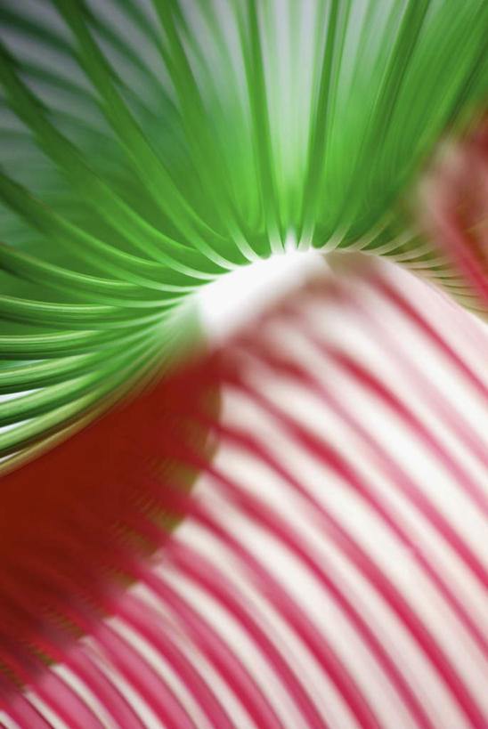 无人,竖图,彩色,室内,特写,白天,正面,游戏,玩具,阴影,朦胧,模糊,环绕,缠绕,反射,螺旋,线条,影子,圈,玩,娱乐,红色,绿色,休闲,益智,拉伸,庞大,活动,复杂,变形,发泄,消遣,智力,纠缠,彩虹圈,宣泄,伸缩,繁杂,弹力,玩耍,嬉戏,彩图