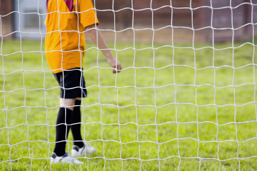 西方人,一个人,运动员,足球场,站,横图,室外,白天,侧面,运动服,草地,草坪,植物,欧洲,欧洲人,仅一个男性,仅一个人,仅一个中年男性,服装,足球运动员,袜子,草,衣服,黄色,绿色,黑色,站着,服饰,长袜,衣着,穿着,绿茵场,长筒袜,衣饰,长统袜,男人,男性,中年男性,白种人,体育运动员,运动选手,站立,半身,彩图,足球比赛场地,运动装