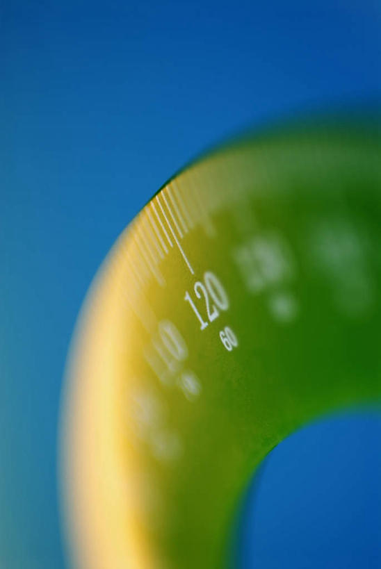 无人,竖图,俯视,室内,特写,白天,静物,一把,阴影,蓝色背景,朦胧,模糊,反射,测量,标志,数字,文字,影子,字符,刻度,标识,绿色,尺,塑料制品,角度,摄影,阿拉伯数字,影棚,测量工具,量角器,尺子,衡量,绘图,比例,测绘,量具,量仪,标度,量角尺,彩图,高角度拍摄,影棚拍摄,拍摄