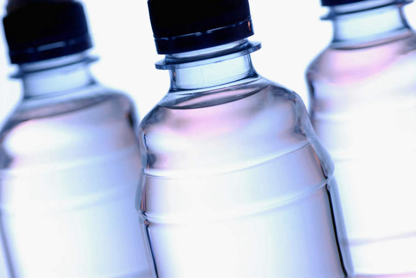 无人,横图,俯视,室内,特写,白天,白色背景,水,一排,朦胧,模糊,整齐,液体,饮用水,排列,三个,瓶子,塑料制品,矿泉水,塑料瓶,摄影,影棚,队列,三瓶,蒸馏水,彩图,高角度拍摄,影棚拍摄,拍摄