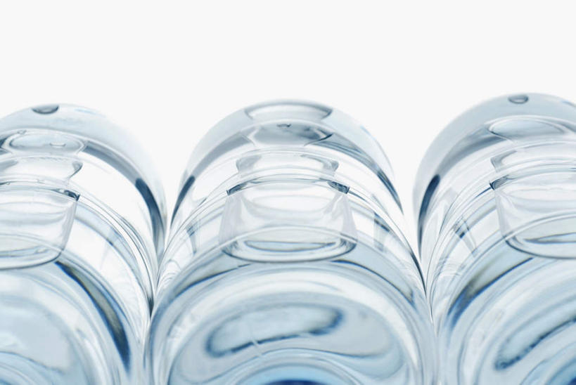 无人,横图,俯视,室内,特写,白天,白色背景,水,餐桌,桌子,一排,阴影,朦胧,模糊,整齐,反射,液体,影子,饮用水,排列,三个,瓶子,塑料制品,矿泉水,塑料瓶,摄影,影棚,餐台,队列,三瓶,蒸馏水,彩图,高角度拍摄,影棚拍摄,拍摄