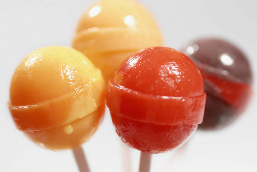 无人,横图,室内,特写,白天,白色背景,正面,朦胧,模糊,棒棒糖,食品,糖,糖果,甜点,甜品,四根,食物,黄色,红色,甜食,摄影,影棚,彩图,影棚拍摄,拍摄