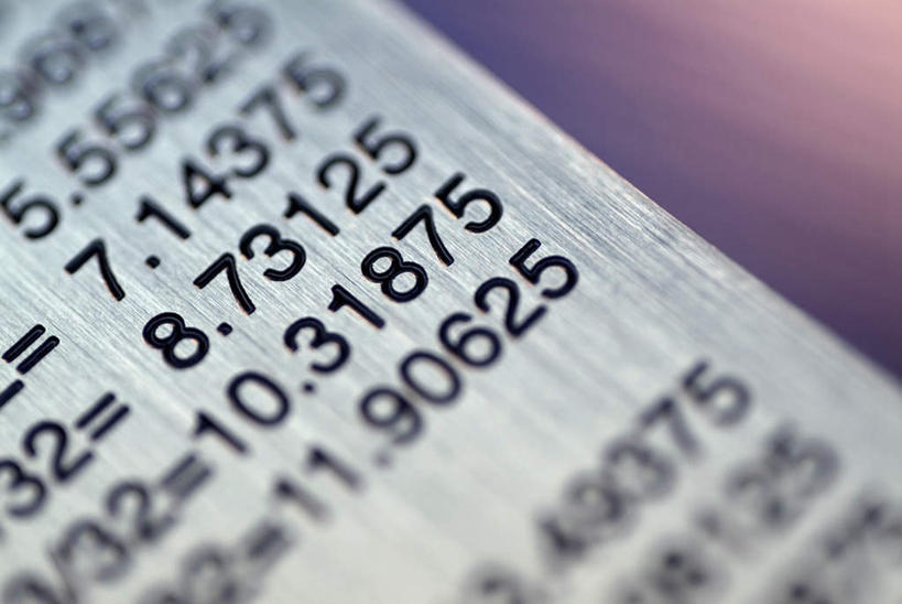 无人,横图,俯视,室内,特写,白天,静物,一把,不锈钢,朦胧,模糊,测量,标志,不锈钢制品,数字,文字,字符,刻度,标识,尺,直尺,摄影,阿拉伯数字,影棚,钢尺,测量工具,尺子,衡量,绘图,比例,测绘,量具,量仪,标度,彩图,高角度拍摄,影棚拍摄,拍摄