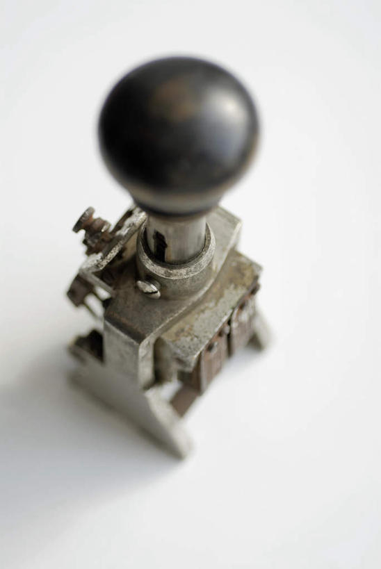 无人,竖图,俯视,室内,特写,白天,白色背景,桌子,静物,阴影,反射,影子,办公桌,办公用品,文具,一个,摄影,影棚,单个,印章,办公设备,文具用品,签署,文化工具,鉴定,彩图,高角度拍摄,影棚拍摄,拍摄