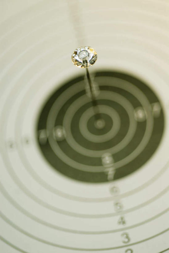 无人,竖图,俯视,室内,特写,白天,成功,胜利,静物,朦胧,模糊,标志,数字,文字,字符,飞镖,标识,阿拉伯数字,靶心,瞄准,镖针,飞镖运动,彩图,高角度拍摄