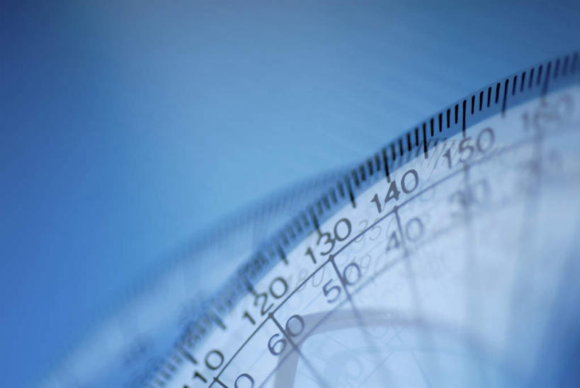 无人,横图,俯视,室内,特写,白天,静物,一把,阴影,蓝色背景,朦胧,模糊,反射,测量,标志,数字,文字,影子,字符,刻度,标识,尺,塑料制品,角度,摄影,阿拉伯数字,影棚,测量工具,量角器,尺子,衡量,绘图,比例,测绘,量具,量仪,标度,量角尺,彩图,高角度拍摄,影棚拍摄,拍摄