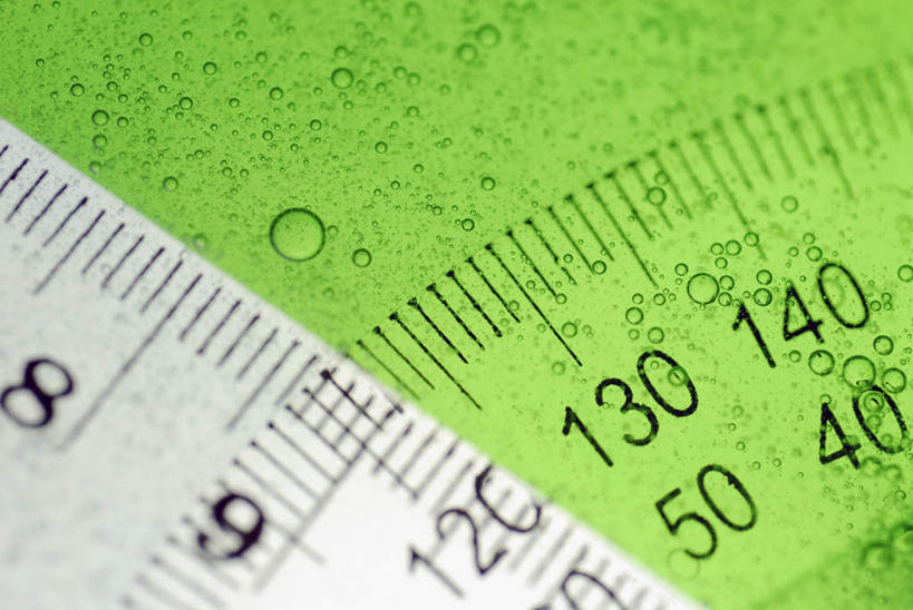 无人,横图,俯视,室内,特写,白天,水,不锈钢,朦胧,模糊,测量,标志,不锈钢制品,数字,文字,液体,字符,刻度,水滴,银色,两把,标识,绿色,尺,塑料制品,直尺,角度,摄影,阿拉伯数字,影棚,钢尺,测量工具,量角器,尺子,衡量,绘图,比例,测绘,量具,量仪,标度,量角尺,彩图,高角度拍摄,影棚拍摄,拍摄