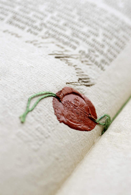 无人,竖图,俯视,室内,特写,白天,静物,一张,朦胧,模糊,英文,标志,材料,档案,文件,文字,纸,字符,字母,办公用品,标识,文具,手稿,资料,英文字母,印章,办公设备,文具用品,证明,文档,签署,文化工具,鉴定,彩图,高角度拍摄