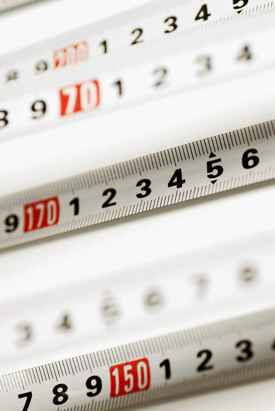 无人,竖图,俯视,室内,特写,白天,白色背景,装修,建筑,静物,一排,朦胧,模糊,整齐,测量,标志,数字,文字,字符,刻度,四把,文化,标识,排列,尺,卷尺,祈祷,许愿,摄影,宗教,阿拉伯数字,信仰,影棚,钢尺,测量工具,祈求,吉祥,尺子,队列,风水,角尺,阴阳,鲁班尺,量具,量仪,钢卷尺,文公尺,门公尺,门尺,丁兰尺,门光尺,吉凶,吉利,晦气,不祥,倒霉,霉运,恶兆,凶险,平安,彩图,高角度拍摄,影棚拍摄,拍摄