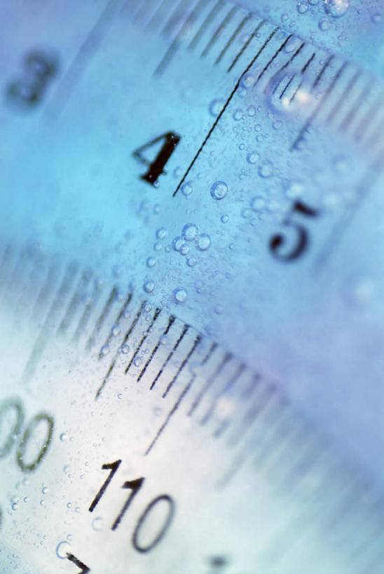 无人,竖图,俯视,室内,特写,白天,水,一把,朦胧,模糊,测量,标志,数字,文字,液体,字符,刻度,气泡,水滴,标识,泡泡,尺,塑料制品,角度,摄影,阿拉伯数字,影棚,测量工具,量角器,尺子,衡量,绘图,比例,测绘,量具,量仪,标度,量角尺,彩图,高角度拍摄,影棚拍摄,拍摄