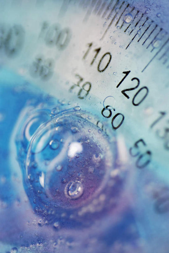 无人,竖图,俯视,室内,特写,白天,水,一把,朦胧,模糊,测量,标志,数字,文字,液体,字符,刻度,气泡,水滴,标识,泡泡,尺,塑料制品,角度,摄影,阿拉伯数字,影棚,测量工具,量角器,尺子,衡量,绘图,比例,测绘,量具,量仪,标度,量角尺,彩图,高角度拍摄,影棚拍摄,拍摄