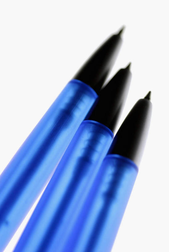 无人,竖图,俯视,室内,特写,白天,白色背景,静物,一排,整齐,笔,办公用品,水笔,文具,排列,蓝色,学习用品,摄影,影棚,文具用品,三支,队列,彩图,高角度拍摄,影棚拍摄,拍摄