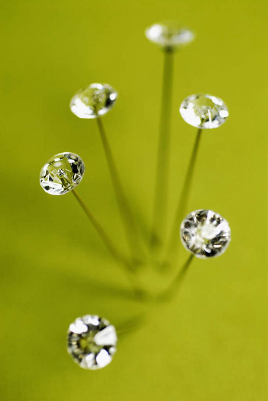 无人,竖图,俯视,室内,特写,白天,爱情,奢侈,生活用品,静物,珠宝,许多,绿色背景,阴影,朦胧,模糊,反射,矿石,影子,办公用品,很多,钻石,文具,学习用品,日用品,摄影,影棚,金刚石,昂贵,坚硬,文具用品,贵重,宝石,坚定,信念,约定,宝贵,彩图,高角度拍摄,影棚拍摄,拍摄,大头针