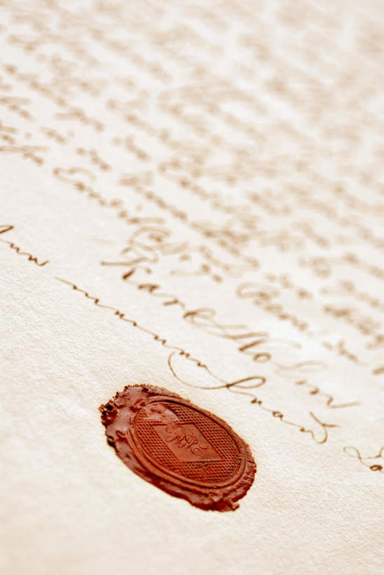 无人,竖图,俯视,室内,特写,白天,静物,一张,朦胧,模糊,英文,标志,材料,档案,文件,文字,纸,字符,字母,办公用品,标识,文具,手稿,资料,英文字母,印章,办公设备,文具用品,证明,文档,签署,文化工具,鉴定,彩图,高角度拍摄