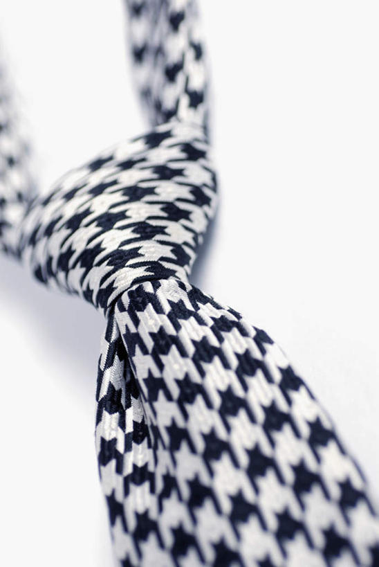 无人,竖图,俯视,室内,特写,白天,白色背景,静物,一根,阴影,朦胧,模糊,反射,影子,领带,白色,黑色,摄影,影棚,象征,庄重,身份,正式,地位,彩图,高角度拍摄,影棚拍摄,拍摄