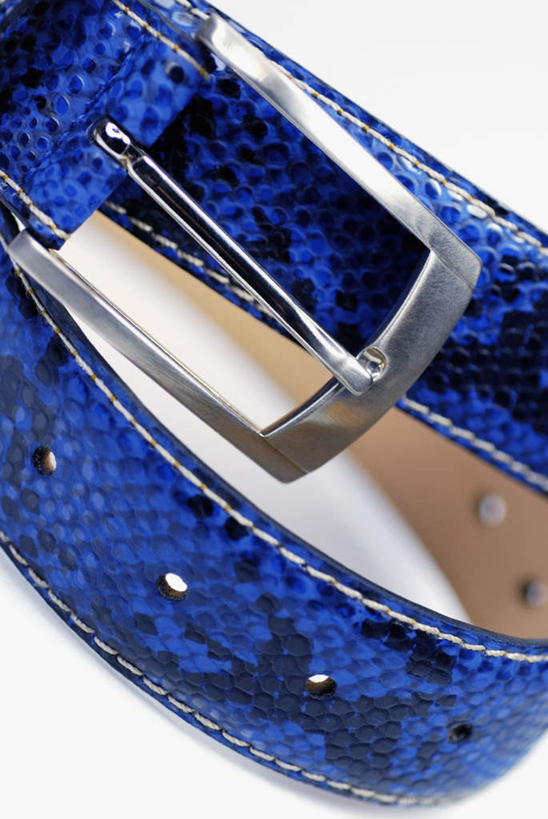 无人,竖图,俯视,室内,特写,白天,白色背景,静物,一根,阴影,朦胧,模糊,透明,反射,影子,腰带,蓝色,摄影,影棚,皮带,配饰,理智,沉静,裤带,冷色,高深,冷淡,彩图,高角度拍摄,影棚拍摄,拍摄