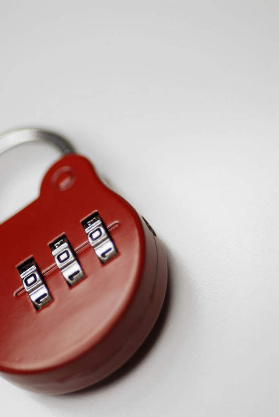 无人,竖图,俯视,室内,特写,白天,白色背景,安全,静物,一把,阴影,反射,标志,数字,文字,影子,字符,防护,标识,锁,红色,摄影,阿拉伯数字,密码锁,影棚,保护,保险,私密,保全,周全,安稳,安定,防盗,平安,彩图,高角度拍摄,影棚拍摄,拍摄,号码锁