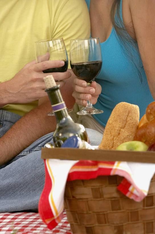 红酒,葡萄酒,西方人,两个人,坐,竖图,室外,白天,正面,爱情,聚会,杯子,欧洲,欧洲人,握,服装,高脚杯,篮子,坐垫,野餐,红酒杯,酒类,浪漫,拿,拿着,休闲装,玻璃制品,酒,饮料,衣服,酒杯,休闲,温暖,温馨,休闲服,红葡萄酒,恩爱,握着,恋人,服饰,和睦,葡萄酒杯,野餐垫,野餐地毯,多功能毯,食物篮,野炊,男人,男性,年轻男性,年轻女性,女人,女性,白种人,情侣,玻璃杯,坐着,半身,彩图,伴侣,融洽,野餐篮