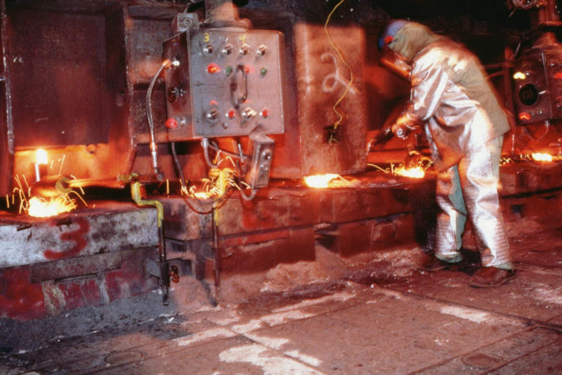 西方人,一个人,焊工,工厂,站,横图,室内,白天,侧面,工作服,制服,热情,安全,火,欧洲,欧洲人,仅一个男性,仅一个人,仅一个中年男性,握,服装,火焰,防护,燃烧,拿,拿着,注视,衣服,观察,看,站着,握着,服饰,观看,保护,察看,衣着,穿着,关注,面罩,保险,保全,周全,安稳,安定,工作制服,衣饰,平安,男人,男性,中年男性,白种人,电焊工,焊接工,站立,彩图,全身,工作套服,工地,制造厂,电焊面罩