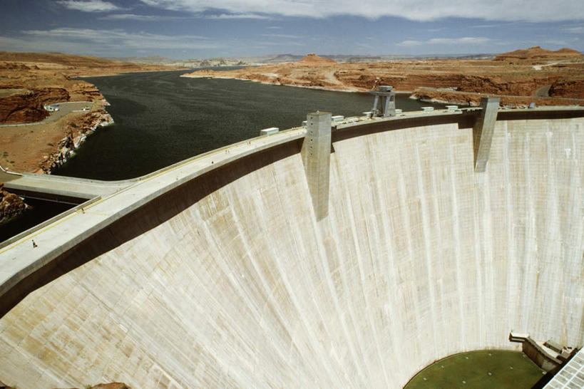 无人,横图,俯视,航拍,室外,白天,旅游,度假,灌溉,河流,水,标志建筑,地标,建筑,美国,蓄水,阴影,光线,影子,河水,水流,云,云朵,云彩,娱乐,建设,水坝,水库,蓝色,白云,蓝天,天空,阳光,天,享受,休闲,发电,旅游胜地,放松,晴朗,亚利桑那,北美,北美洲,鸟瞰,美洲,亚利桑那州,坝,航运,大峡谷之州,北亚美利加洲,亚美利加洲,防洪,供水,水力发电,格伦峡坝,晴空,彩图,高角度拍摄