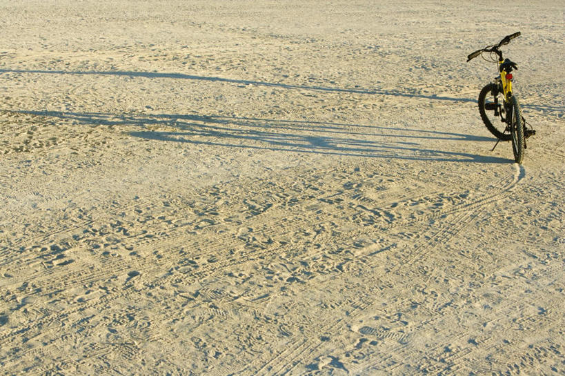 无人,横图,俯视,室外,白天,旅游,度假,美景,沙滩,自行车,一辆,阴影,光线,沙子,影子,海岸,景观,沙地,痕迹,娱乐,车,脚踏车,阳光,自然,交通工具,享受,休闲,景色,放松,自然风光,载具,陈迹,海滩,彩图,高角度拍摄,胎印,轮胎印