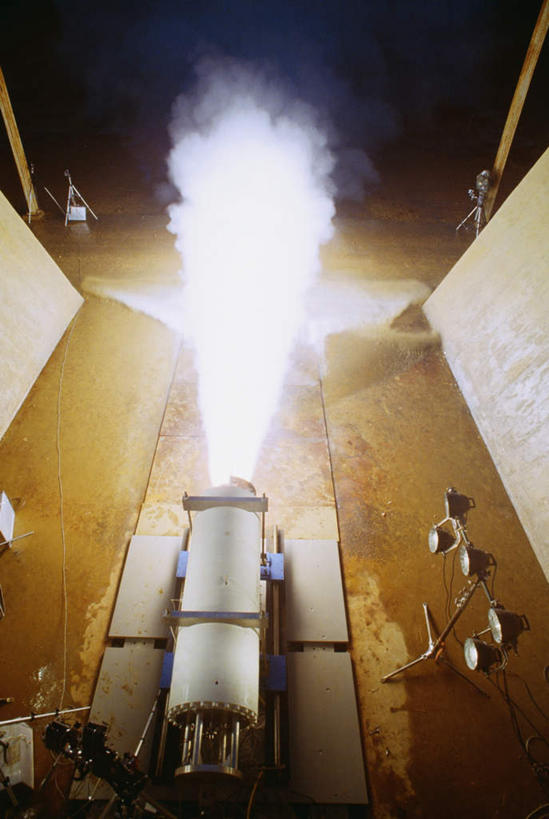 无人,竖图,室外,夜晚,仰视,讨论,热情,航天,科技,火,军事,科学,火焰,燃烧,探索,运输,电子元件,半导体,载具,二极管,探讨,航天飞机,摸索,切磋,试探,索求,探究,发光二极管,太空穿梭机,太空梭,载人航天器,商量,彩图,低角度拍摄