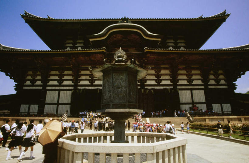 东方人,寺庙,站,横图,室外,白天,仰视,旅游,度假,名胜古迹,标志建筑,地标,建筑,奈良县,日本,亚洲,行人,游客,游人,握,阴影,服装,节日,遗迹,光线,伞,影子,雨伞,遮阳伞,许多人,拿,拿着,黄种人,古迹,文化,文物,娱乐,阳伞,建设,古建筑,路人,旅客,衣服,蓝色,蓝天,天空,阳光,庙宇,天,祈祷,站着,一群人,享受,休闲,健康,旅游胜地,放松,握着,许愿,宗教,服饰,佛教,信仰,晴朗,纪念,祈求,太阳伞,衣着,穿着,古文明,东亚,本州,世界文化遗产,万里无云,本州岛,日本国,近畿地方,奈良,东大寺,近畿,衣饰,释教,过客,平安,男人,男性,女人,女性,中年男性,中年女性,亚洲人,晴空,晴空万里,站立,半身,彩图,低角度拍摄,庙,寺