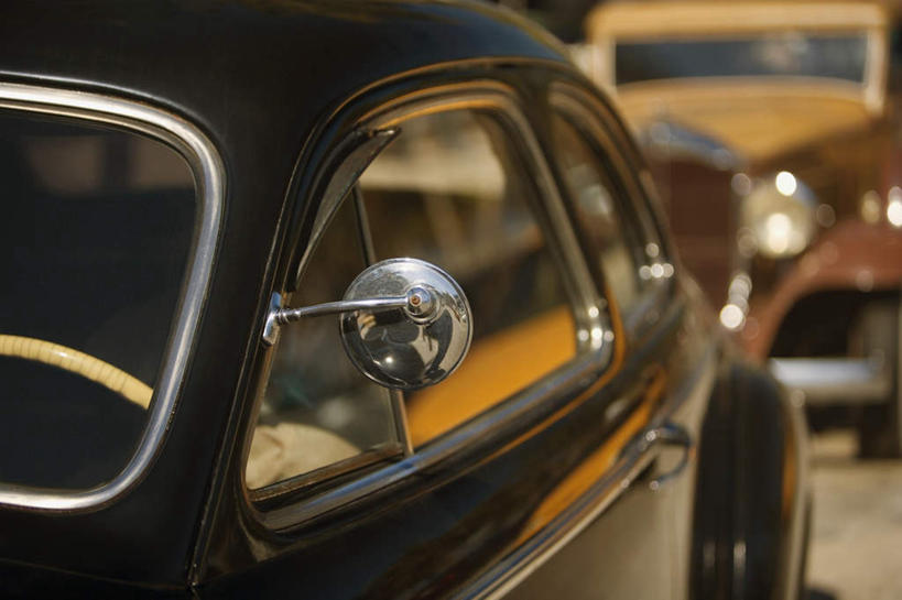 无人,横图,室外,特写,白天,正面,化妆,美容,窗户,镜子,汽车,古董车,一辆,阴影,朦胧,模糊,反射,光线,影子,玻璃窗,车,黑色,阳光,车窗,交通工具,镜像,镜面,载具,老爷车,光学,手镜,彩图