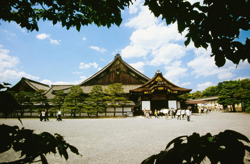 东方人,寺庙,走,横图,室外,白天,正面,旅游,度假,名胜古迹,植物,标志建筑,地标,建筑,京都,日本,亚洲,行人,游客,游人,阴影,服装,节日,遗迹,光线,影子,云,云朵,许多人,云彩,黄种人,古迹,文化,文物,娱乐,建设,古建筑,路人,旅客,树,树木,衣服,蓝色,绿色,白云,蓝天,天空,阳光,自然,庙宇,天,祈祷,一群人,享受,休闲,健康,旅游胜地,放松,许愿,宗教,服饰,佛教,信仰,京都府,生长,晴朗,成长,纪念,祈求,衣着,穿着,古文明,东亚,本州,世界文化遗产,本州岛,日本国,近畿地方,近畿,衣饰,释教,二条城,过客,平安,男人,男性,年轻男性,年轻女性,女人,女性,亚洲人,晴空,步行,散步,走路,彩图,全身,庙,寺