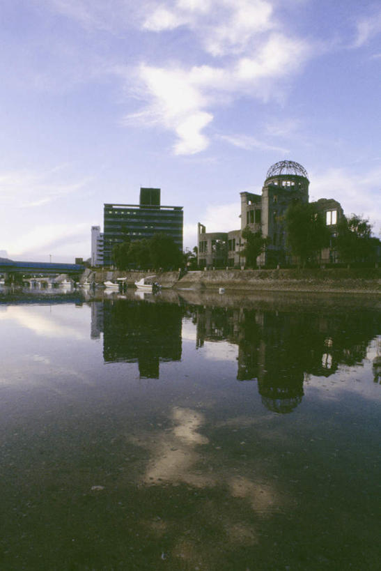 无人,竖图,室外,白天,正面,旅游,度假,湖,湖泊,水,标志建筑,地标,建筑,广岛县,日本,亚洲,阴影,波纹,光线,影子,湖面,水流,水面,云,云朵,涟漪,云彩,娱乐,建设,蓝色,白云,倒影,蓝天,水纹,天空,阳光,波浪,湖水,天,享受,休闲,旅游胜地,放松,晴朗,倒映,东亚,本州,本州岛,日本国,广岛和平纪念公园,広岛,水晕,中国地方,反照,广岛和平纪念碑,广岛和平纪念馆,原爆纪念馆,原爆圆顶塔,原子弹爆炸圆顶屋,晴空,彩图