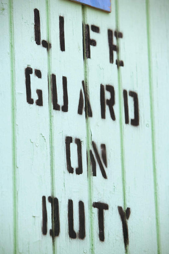 无人,竖图,室外,特写,白天,仰视,指示牌,静物,英文,标志,路标,文字,字符,字母,标识,路牌,英文字母,彩图,低角度拍摄