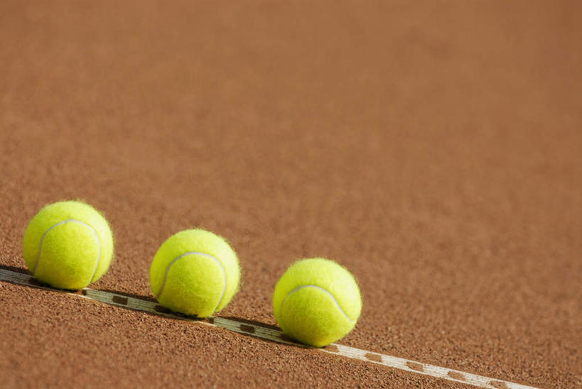 无人,横图,俯视,室外,特写,白天,网球,静物,一排,阴影,整齐,光线,界线,影子,球场,网球场,网球装备,运动器械,场地,排列,三个,黄色,白色,阳光,健身器械,界限,队列,边界,健身器材,网球运动,彩图,高角度拍摄,网球场地,红土场,软性球场,运动器材