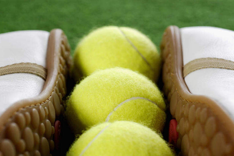 无人,横图,俯视,室外,特写,白天,运动鞋,网球,鞋子,一排,一双,朦胧,模糊,整齐,球场,网球场,网球装备,运动器械,场地,排列,三个,黄色,白色,健身器械,休闲鞋,队列,健身器材,网球运动,彩图,高角度拍摄,网球场地,草地球场,运动器材