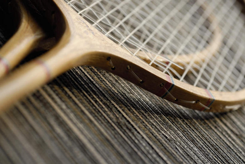 无人,横图,俯视,室内,特写,白天,网球,静物,阴影,反射,木制,网球拍,影子,球拍,网球装备,运动器械,两个,木制品,健身器械,健身器材,网球运动,彩图,高角度拍摄,运动器材