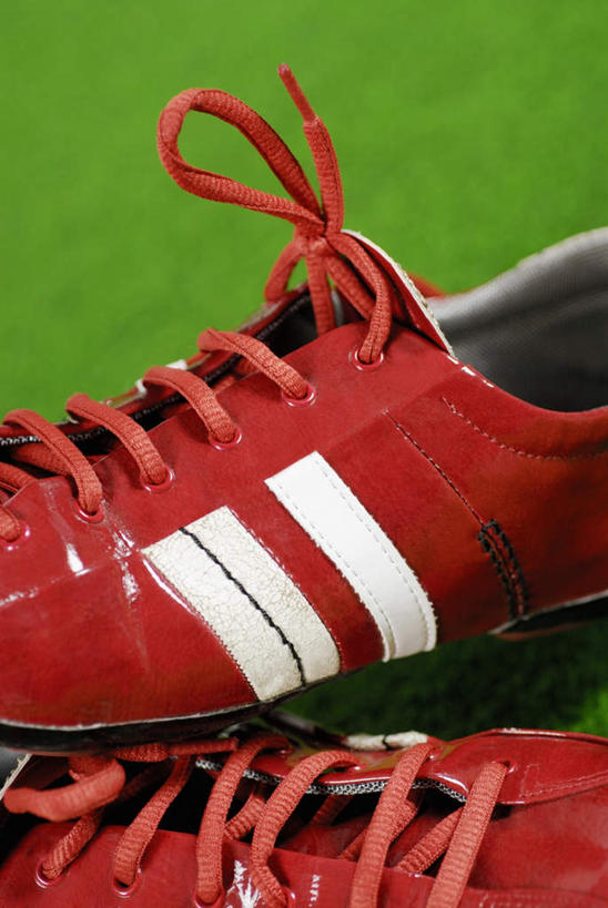 无人,竖图,俯视,室外,特写,白天,运动鞋,鞋子,一双,阴影,光线,影子,球场,网球场,场地,红色,阳光,休闲鞋,彩图,高角度拍摄,网球场地,草地球场