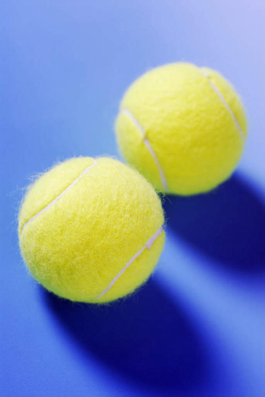 无人,竖图,俯视,室内,特写,白天,网球,静物,阴影,蓝色背景,反射,影子,网球装备,运动器械,两个,黄色,健身器械,摄影,影棚,健身器材,网球运动,彩图,高角度拍摄,影棚拍摄,拍摄,运动器材