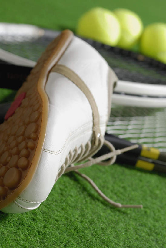 无人,竖图,俯视,室外,特写,白天,运动鞋,网球,鞋子,许多,阴影,朦胧,模糊,光线,网球拍,影子,球场,网球场,球拍,网球装备,很多,运动器械,场地,一只,黄色,白色,阳光,健身器械,休闲鞋,健身器材,网球运动,彩图,高角度拍摄,网球场地,草地球场,运动器材