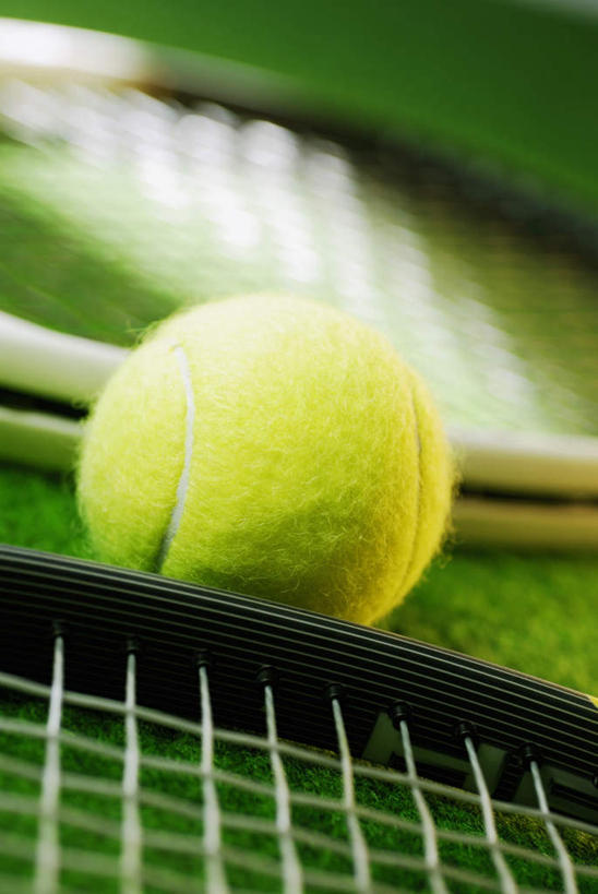 无人,竖图,俯视,室外,特写,白天,网球,阴影,朦胧,模糊,光线,网球拍,影子,球场,网球场,球拍,网球装备,运动器械,场地,三个,黄色,阳光,健身器械,健身器材,网球运动,彩图,高角度拍摄,网球场地,草地球场,运动器材