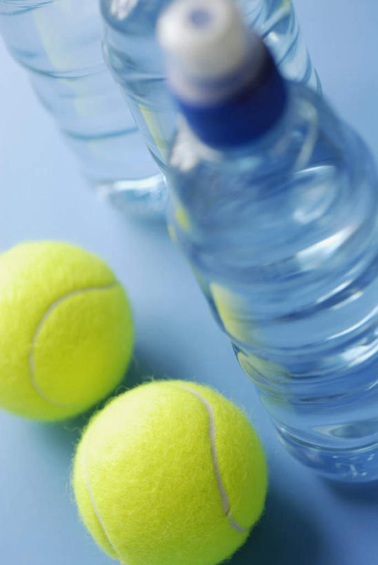 无人,竖图,俯视,室内,特写,白天,网球,水,阴影,蓝色背景,朦胧,模糊,反射,液体,影子,网球装备,饮用水,运动器械,两个,黄色,瓶子,塑料制品,矿泉水,健身器械,塑料瓶,摄影,影棚,三瓶,健身器材,蒸馏水,网球运动,彩图,高角度拍摄,影棚拍摄,拍摄,运动器材