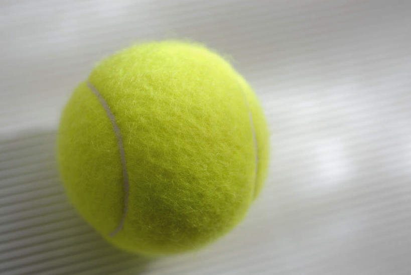 无人,横图,俯视,室内,特写,白天,白色背景,网球,静物,阴影,反射,影子,网球装备,运动器械,一个,黄色,健身器械,摄影,影棚,单个,健身器材,网球运动,彩图,高角度拍摄,影棚拍摄,拍摄,运动器材