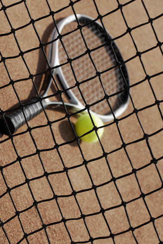 无人,体育馆,运动场,竖图,俯视,室外,特写,白天,网球,静物,阴影,光线,网球拍,影子,球网,棕色,球拍,网球装备,地面,运动器械,体育场,一个,绿色,阳光,健身器械,单个,健身器材,运动馆,网球球网,网球运动,彩图,高角度拍摄,运动器材