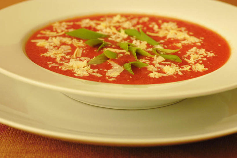 无人,横图,俯视,室内,特写,白天,烹饪,西餐,桌面,桌子,蔬菜,西红柿,餐具,叶子,阴影,新鲜,反射,木制,碟子,盘,影子,蛋,鸡蛋,汤,料理,食品,绿叶,菜肴,美食,食物,两个,盘子,木制品,碟,嫩叶,罗宋汤,西式,佳肴,有机食品,绿色食品,卵,羹汤,叶,叶片,番茄,彩图,高角度拍摄