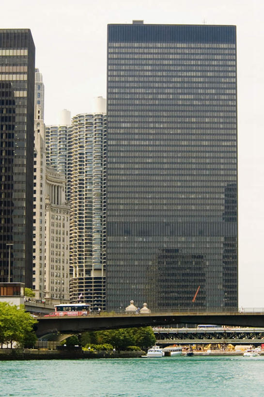 无人,高楼大厦,竖图,室外,白天,正面,度假,办公楼,湖,湖泊,美景,水,植物,城市风光,城市,大厦,建筑,轮船,摩天大楼,写字楼,船,美国,湖面,景观,水流,水面,娱乐,树,树木,绿色,自然,楼宇,交通工具,湖水,享受,休闲,商务楼,景色,放松,生长,成长,北美,北美洲,载具,美洲,伊利诺斯州,芝加哥,世界屠猪城,巨肩之城,劳动之城,伊利诺伊,伊利诺伊州,伊利诺州,芝加哥市,芝城,林肯之地,北亚美利加洲,亚美利加洲,彩图,大楼,高层建筑,高楼,摩天楼