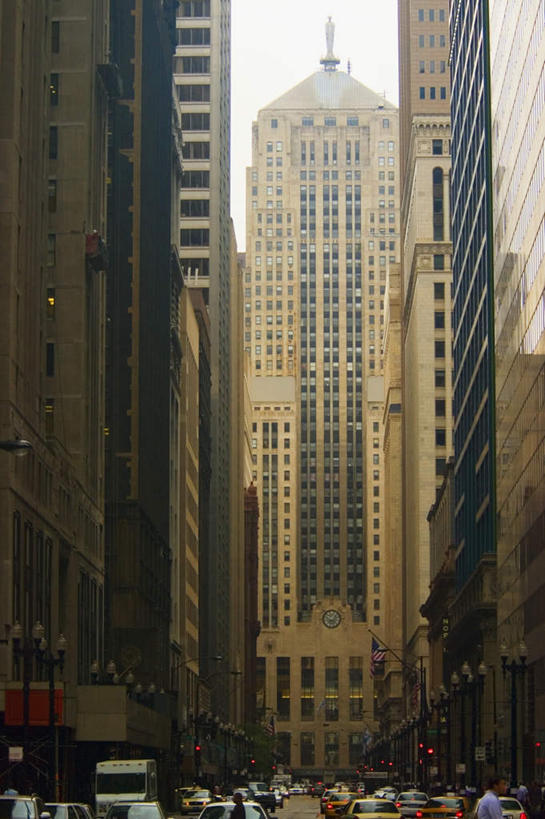 无人,高楼大厦,竖图,室外,白天,仰视,度假,安全,办公楼,美景,城市风光,城市,大厦,道路,建筑,路,摩天大楼,写字楼,公路,汽车,美国,时间,时钟,景观,红绿灯,信号灯,交通,计时,娱乐,车,钟表,楼宇,交通工具,轿车,享受,休闲,表,商务楼,景色,放松,警示,北美,北美洲,提示,载具,美洲,流通,伊利诺斯州,芝加哥,交通信号灯,行人信号灯,世界屠猪城,巨肩之城,劳动之城,伊利诺伊,伊利诺伊州,伊利诺州,芝加哥期货交易所,芝加哥市,芝城,林肯之地,北亚美利加洲,亚美利加洲,塔钟,钟,马路,彩图,低角度拍摄,大楼,高层建筑,高楼,摩天楼