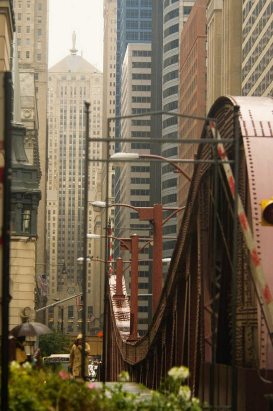 西方人,两个人,高楼大厦,走,竖图,室外,白天,正面,度假,办公楼,美景,植物,城市风光,城市,大厦,道路,建筑,路,路灯,摩天大楼,写字楼,公路,照明,欧洲,美国,欧洲人,行人,游客,游人,服装,景观,灯光,交通,注视,休闲装,娱乐,路人,旅客,灯,树,树木,衣服,绿色,自然,楼宇,观察,看,享受,休闲,休闲服,商务楼,景色,放松,服饰,生长,成长,观看,照亮,察看,北美,北美洲,照明设备,关注,美洲,伊利诺斯州,芝加哥,世界屠猪城,巨肩之城,劳动之城,伊利诺伊,伊利诺伊州,伊利诺州,芝加哥期货交易所,芝加哥市,芝城,林肯之地,北亚美利加洲,亚美利加洲,过客,年轻女性,女人,女性,白种人,马路,步行,散步,走路,半身,彩图,大楼,高层建筑,高楼,摩天楼