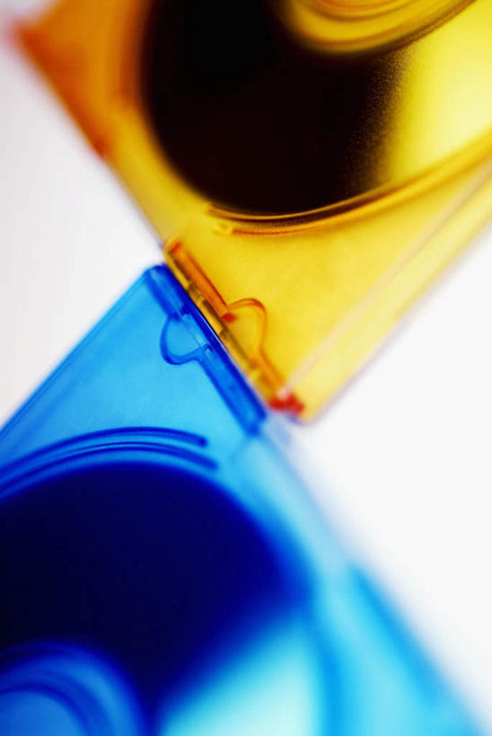 无人,竖图,俯视,室内,特写,白天,白色背景,数据,静物,阴影,朦胧,模糊,反射,信息,光盘,影子,塑料,光碟,存储介质,盒子,两个,黄色,蓝色,容器,塑料制品,摄影,影棚,储藏,碟片,存储,CD光盘,储存,CD唱片,CD光碟,CD盒,光盘盒,彩图,高角度拍摄,影棚拍摄,拍摄,单片光盘盒,透明光盘盒,贮存