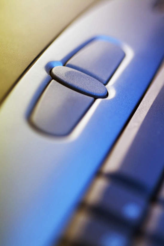 无人,竖图,俯视,室内,特写,白天,电脑,笔记本电脑,键盘,静物,一排,阴影,朦胧,模糊,整齐,反射,网络,影子,输入设备,通讯设备,排列,一台,无线,操作,队列,通信设备,无线网络,无线上网,便携式电脑,按键,手提电脑,彩图,高角度拍摄