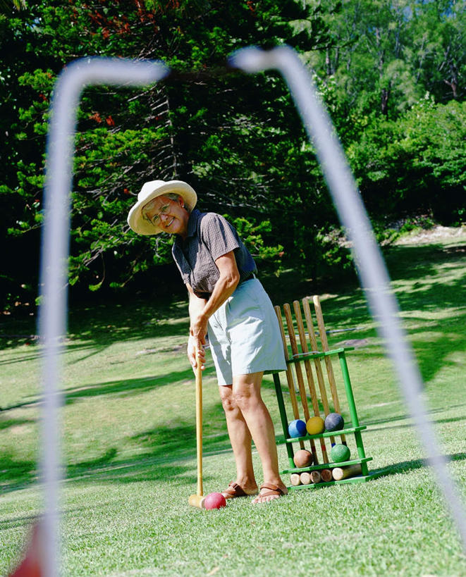 西方人,一个人,站,竖图,室外,白天,正面,锻炼,旅游,度假,运动,草地,草坪,植物,帽子,欧洲,欧洲人,仅一个女性,仅一个人,握,服装,草帽,拿,拿着,注视,休闲装,娱乐,运动器械,草,树,树木,衣服,绿色,自然,观察,看,站着,享受,休闲,休闲服,健身器械,放松,握着,服饰,仅一个老年女性,生长,成长,观看,察看,关注,室外运动,健身器材,户外运动,槌球,门球,老年女性,女人,女性,白种人,站立,彩图,全身,健身,运动器材